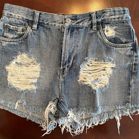 Original Levi’s denim shorts - Picture 1 of 3